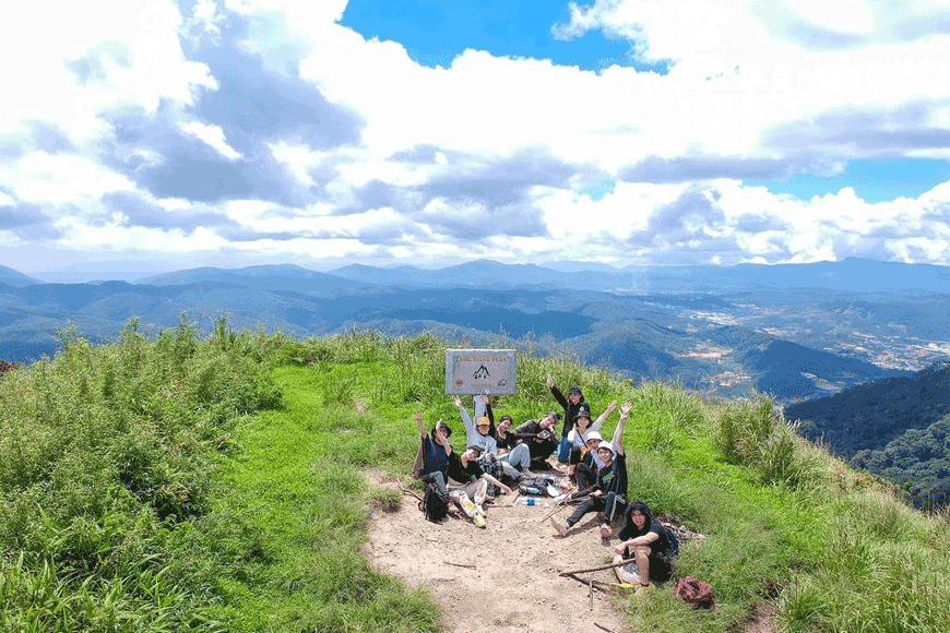 Chinh phục đỉnh Langbiang. Ảnh: sưu tầm
