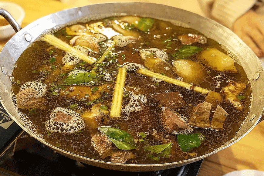 Thưởng thức món thắng cố Sapa đậm đà hương vị. Ảnh: sưu tầm