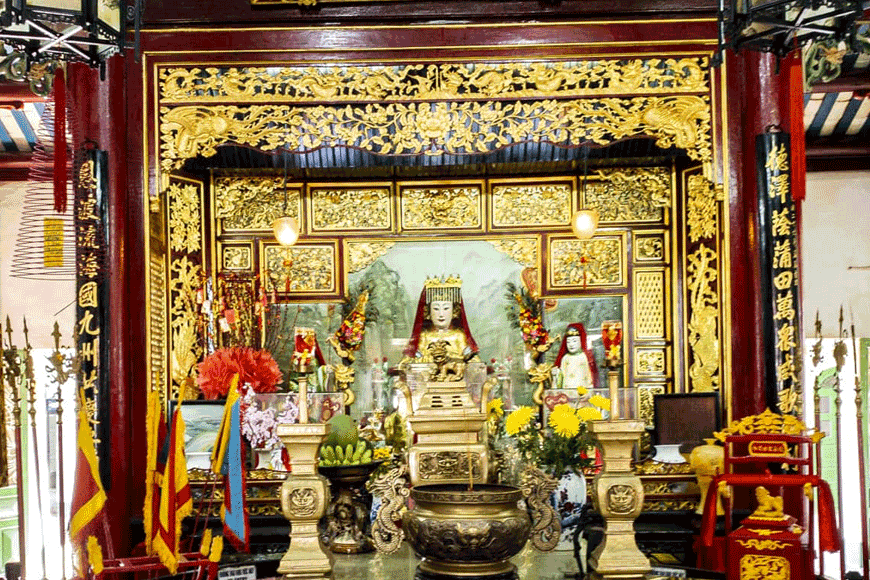 Tham quan Hội Quán. Ảnh: sưu tầm