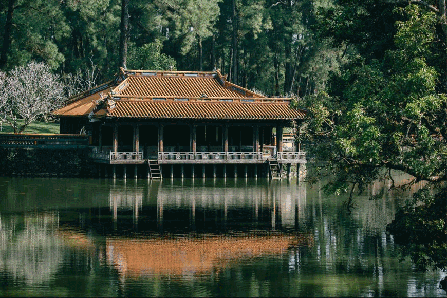 Lăng Tự Đức là một trong những lăng tẩm nổi tiếng nhất ở Huế. Ảnh: sưu tầm