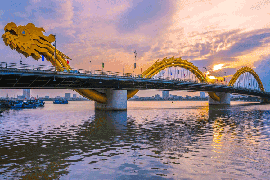 Ghé thăm cầu Rồng trong chiều hoàng hôn lãng mạn. Ảnh: sưu tầm