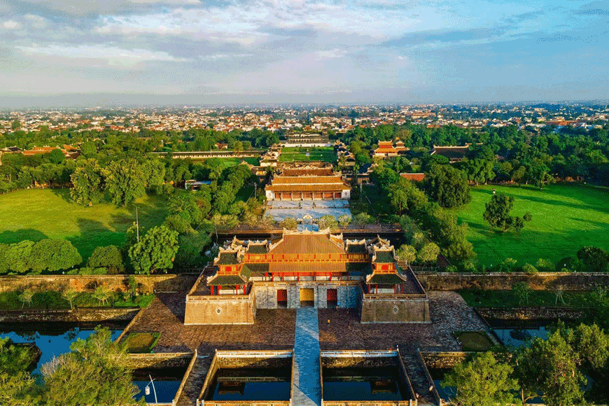 Ghé thăm Đại nội và tìm hiểu thêm lịch sử. Ảnh: sưu tầm