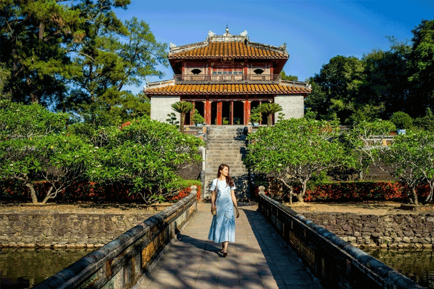 Hành trình khám phá những lăng tẩm tại Huế. Ảnh: sưu tầm