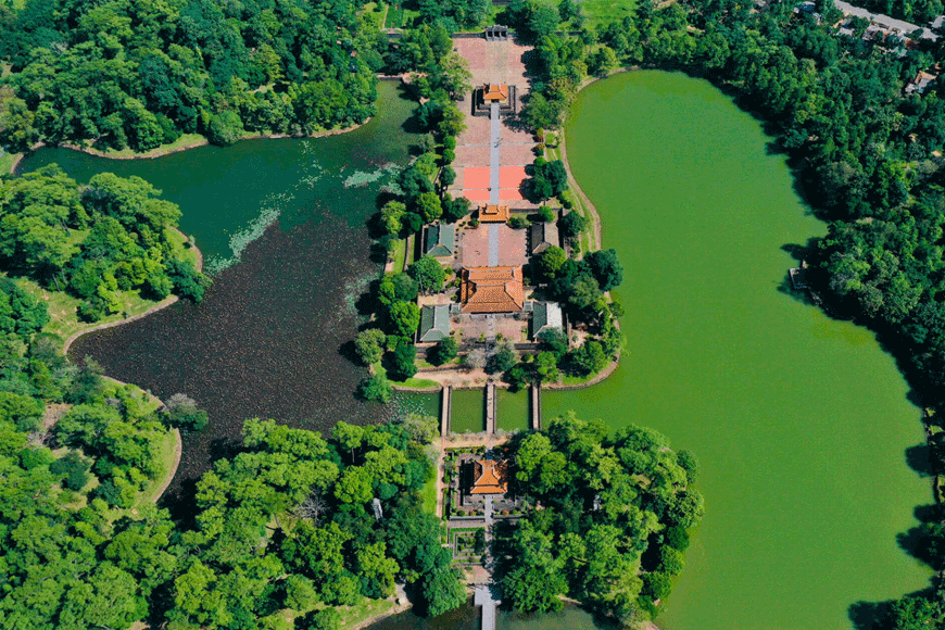 Lăng Minh Mạng nổi bật giữa không gian xanh mát. Ảnh: sưu tầm