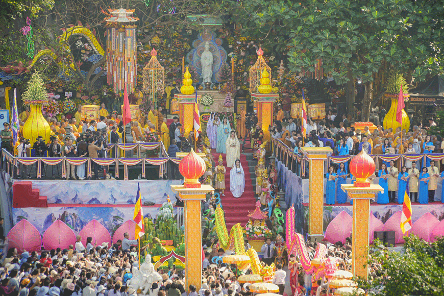 Lễ hội thu hút đông đảo du khách và Phật tử mọi nơi. Ảnh: sưu tầm