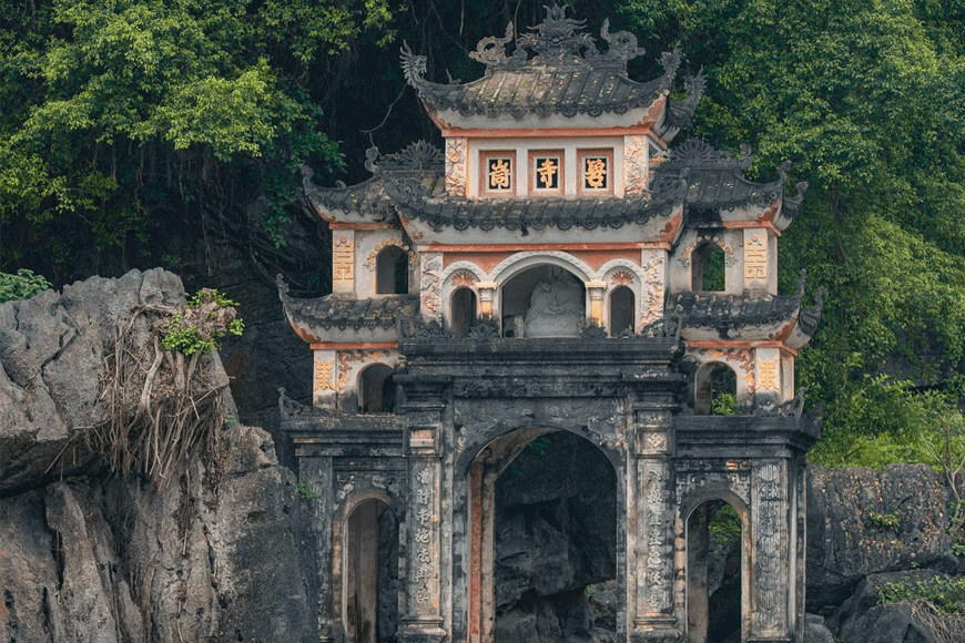 Ghé thăm ngôi chùa tựa lưng vào núi đá. Ảnh: sưu tầm