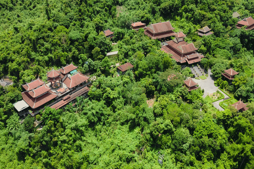 Sử dụng thuyền để di chuyển tới Thiền viện. Ảnh: sưu tầm