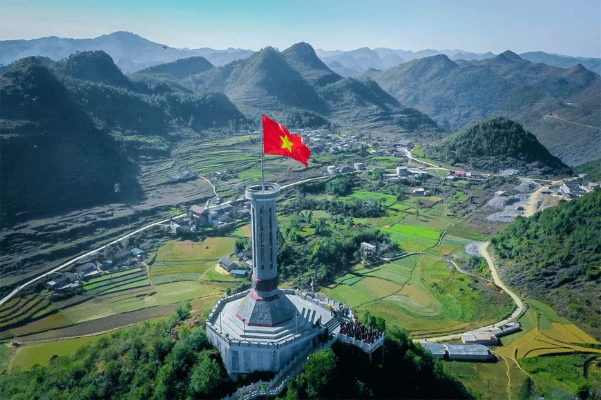 Chinh phục Cột cờ Lũng Cú. Ảnh: sưu tầm