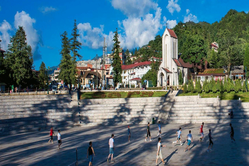 Nhà thờ đá nhìn từ view quảng trường Sapa (Nguồn: sưu tầm)